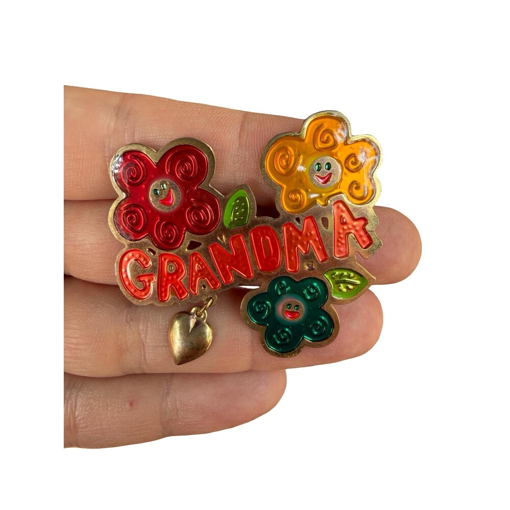 Vintage Jewelry Cute Grandma Brooch with Flowers Daisy Grandma Pin